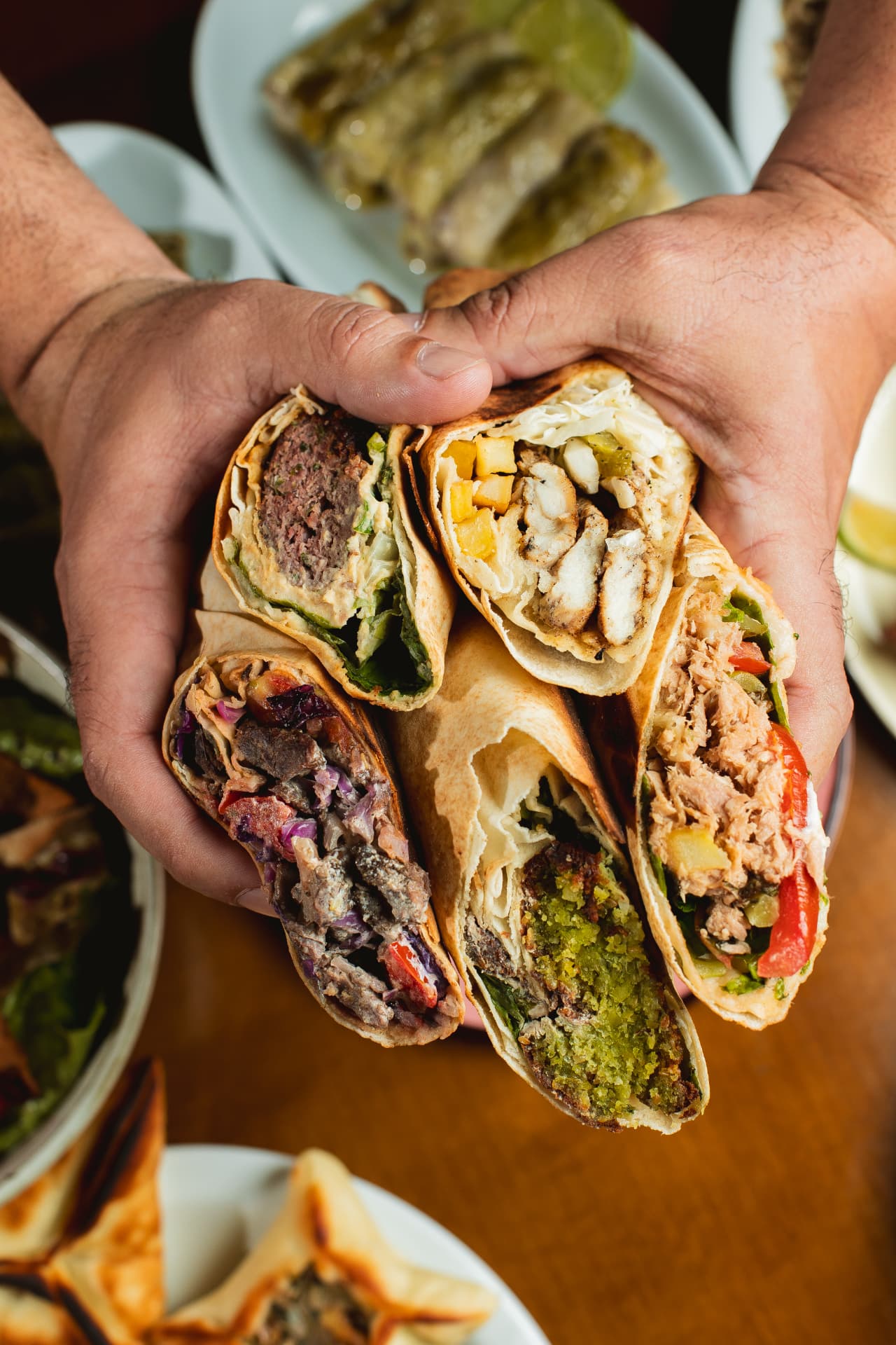 Shawarmas recém enrolados na mão